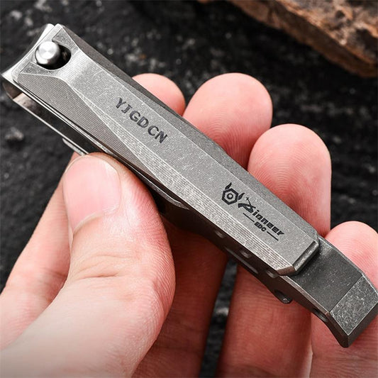 Doppelseitiger gebogener Nagelhautschneider aus Titanlegierung mit Flaschenöffner (2-in-1)
