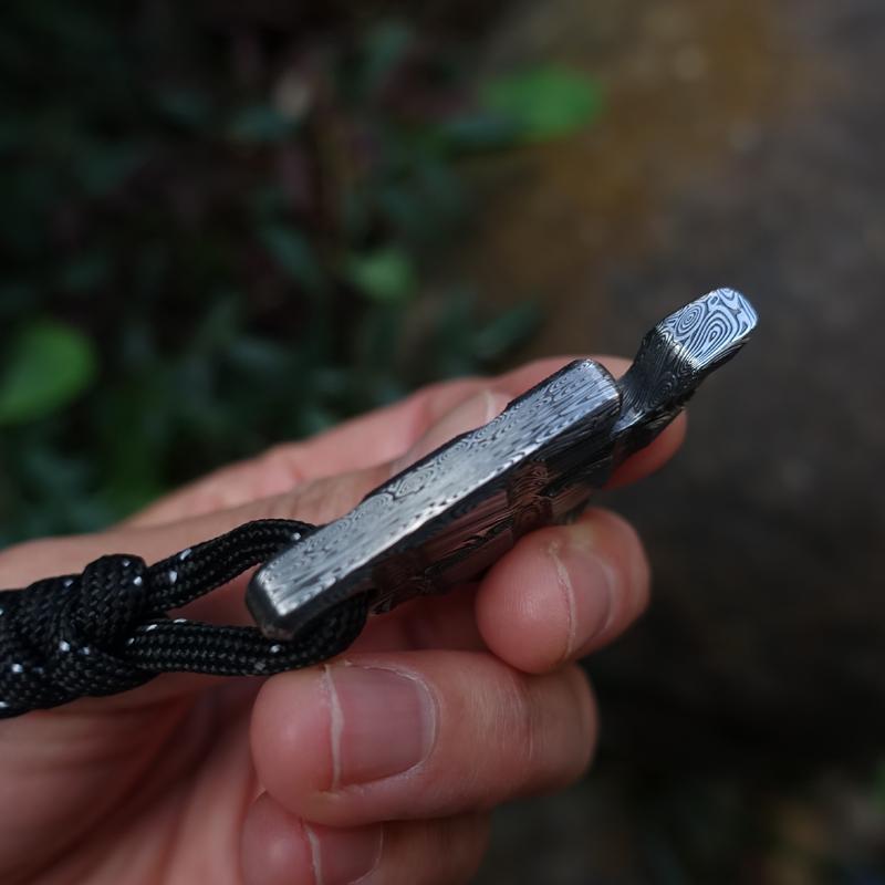 Apribottiglie con motivo Damasco Portachiavi Zaino Mini Strumento EDC