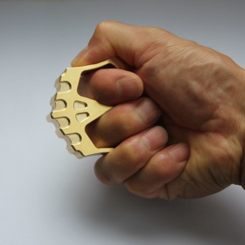 Mini Zaino in Metallo a Due Fori Creativo Portachiavi da Esterno Strumento EDC