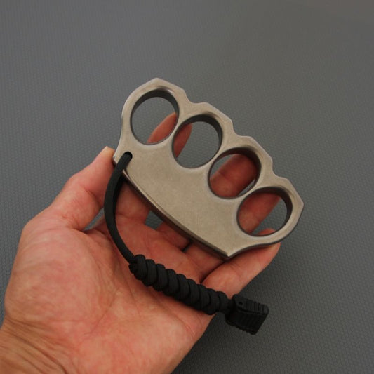 Klassisches Titan-EDC-Tool mit zufälligem Seil