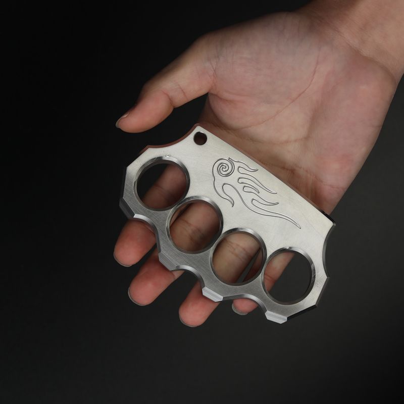 Klassische EDC-Werkzeuge aus Stahl mit Wirbelmuster