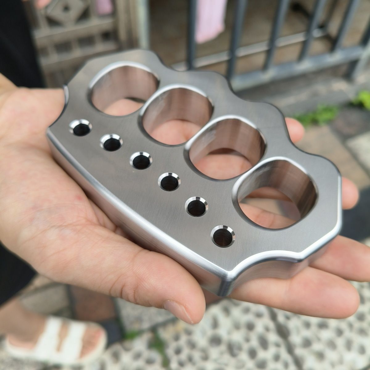 Utensile da esterno ispessito in acciaio a quattro fori