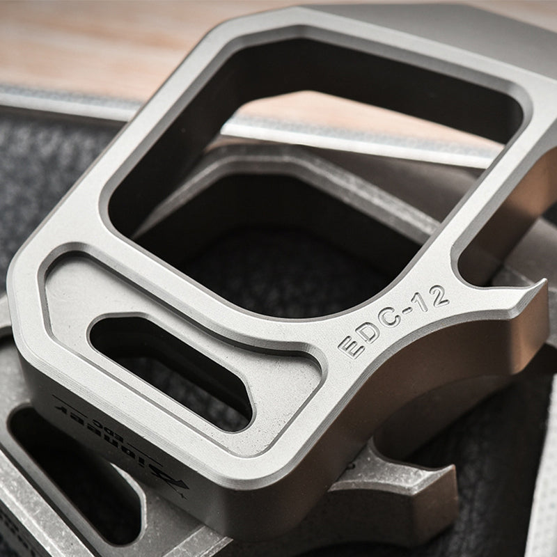 Multifunktionaler Anhänger Flaschenöffner aus Titan Outdoor-Tool