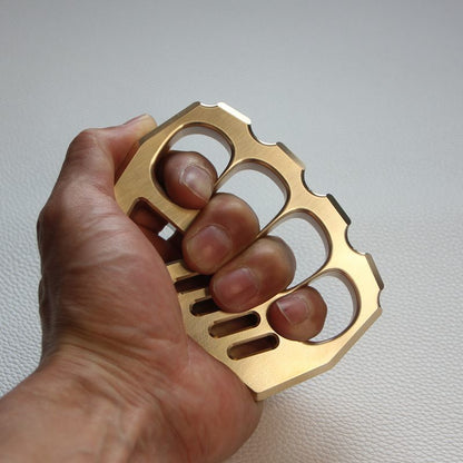 Utensile da esterno ispessito in metallo a quattro fori grandi