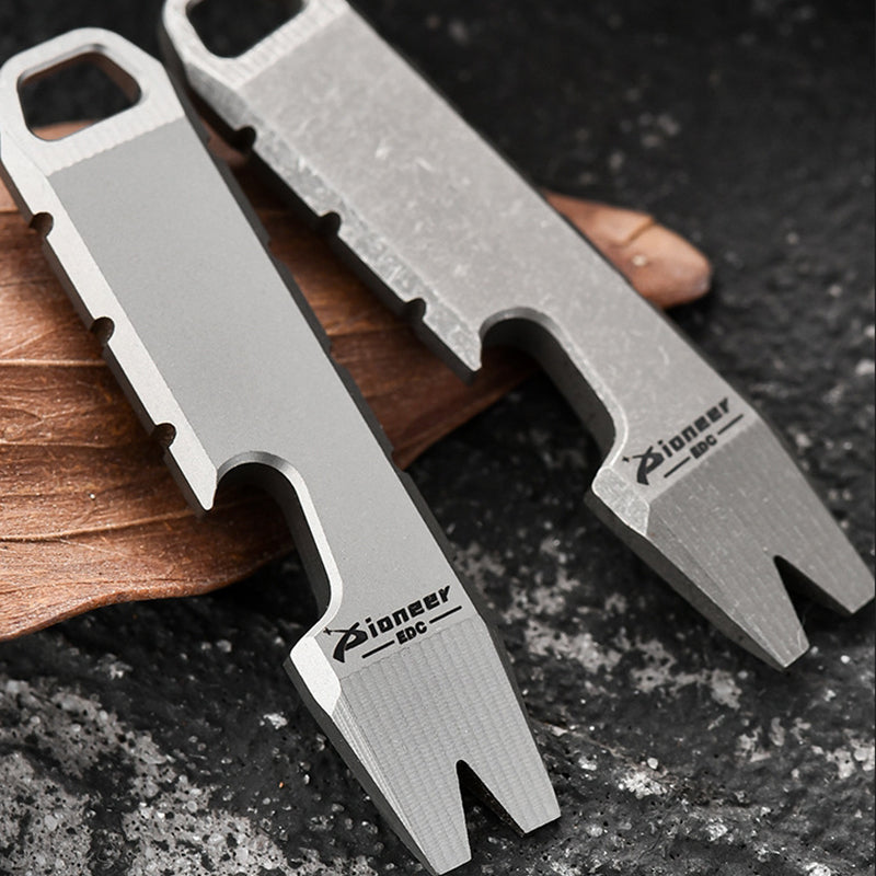 Mini-Flaschenöffner aus Titan, EDC-Tool, Schlüsselanhänger, Rucksack, leicht zu tragen