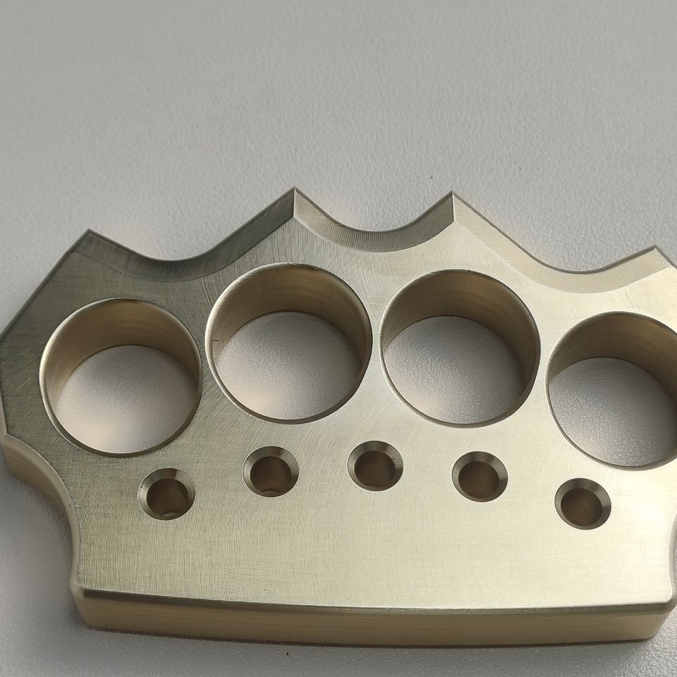 Strumento da Esterno EDC a Forma di Corona in Metallo