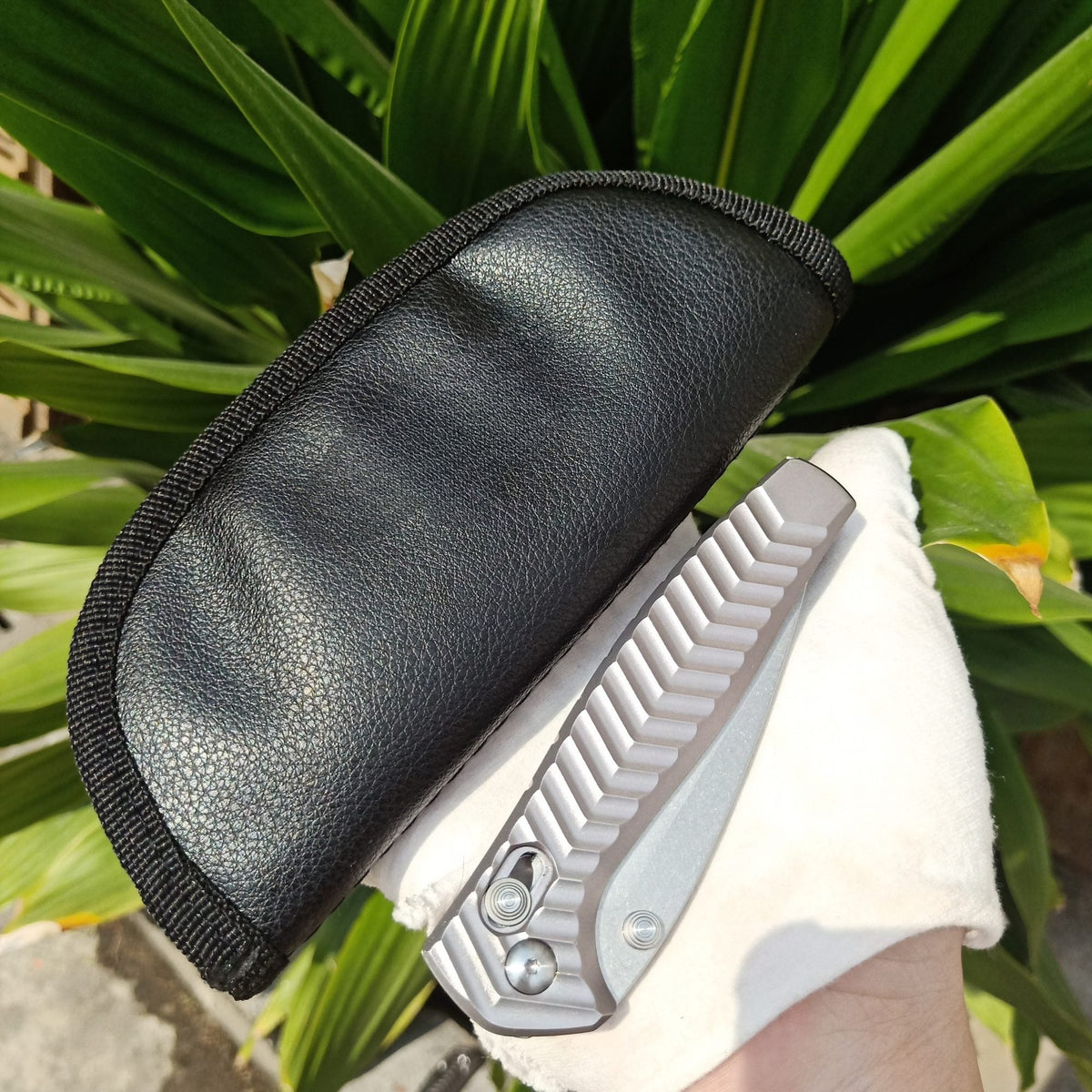 BM781 Silver Textured D2 Steel Folding Outdoor Tool